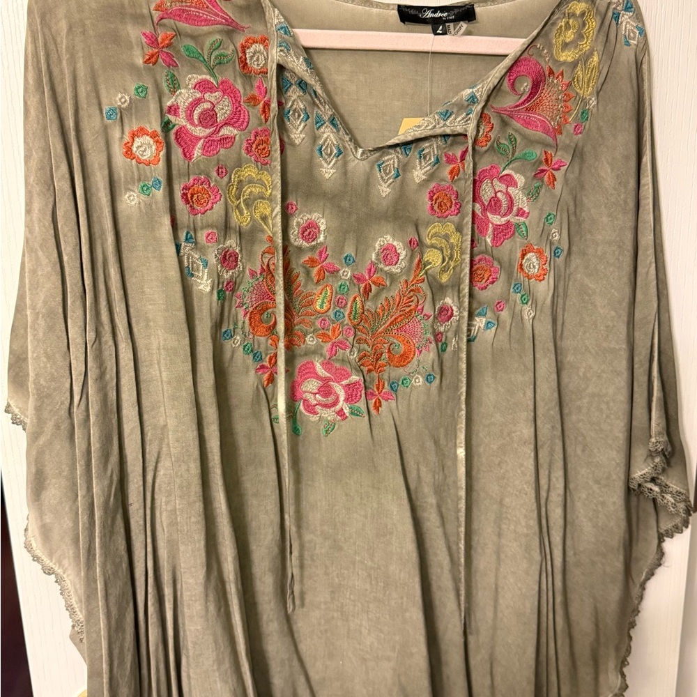 ANDREE BY UNIT Gray Floral Embroidered Tunic